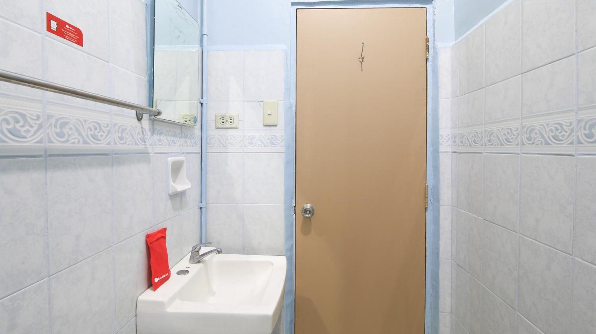 Reddoorz Plus @ Chinatown Binondo Манила Экстерьер фото